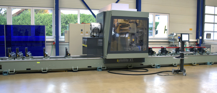Die Satellite XT, ein fünfachsiges CNC-Bearbeitungszentrum mit einem beweglichen Arbeitsportal - Daniel Mund / GLASWELT - © Daniel Mund / GLASWELT
Die Satellite XT, ein fünfachsiges CNC-Bearbeitungszentrum mit einem beweglichen Arbeitsportal - Daniel Mund / GLASWELT - © Daniel Mund / GLASWELT