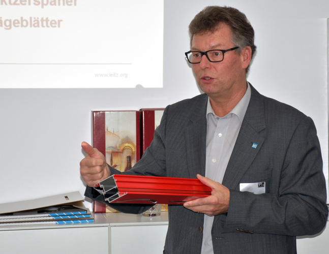 Martin Kenntner von Leitz bei der Unternehmenspräsentation auf dem emmegi Branchentag - Daniel Mund / GLASWELT - © Daniel Mund / GLASWELT
