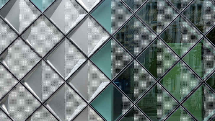 Die hohe Stückzahl von über 7500 Glas-Metallkassetten ermöglichte die vollständige Vorfertigung und Konfektionierung der rautenförmigen Kassetten im Werk. - © Arup / Rossmann
Die hohe Stückzahl von über 7500 Glas-Metallkassetten ermöglichte die vollständige Vorfertigung und Konfektionierung der rautenförmigen Kassetten im Werk. - Arup / Rossmann