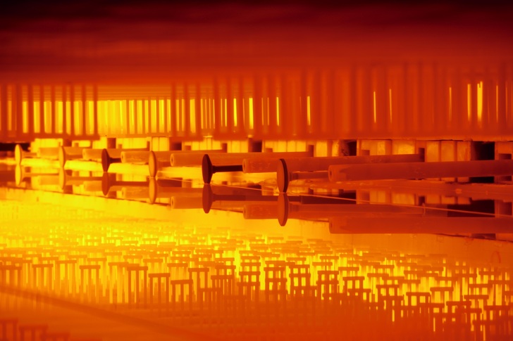 Blick ins Floatbad, wo sich die zähflüsse Rohglas-Masse über das flüssige Zink bewegt. - Pilkington Deutschland AG - © Pilkington Deutschland AG
