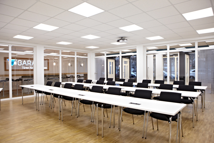 Der Schulungsbereich befindet sich, in einem von Glas umschlossenen Raum, inmitten der neuesten Exponate - Garant