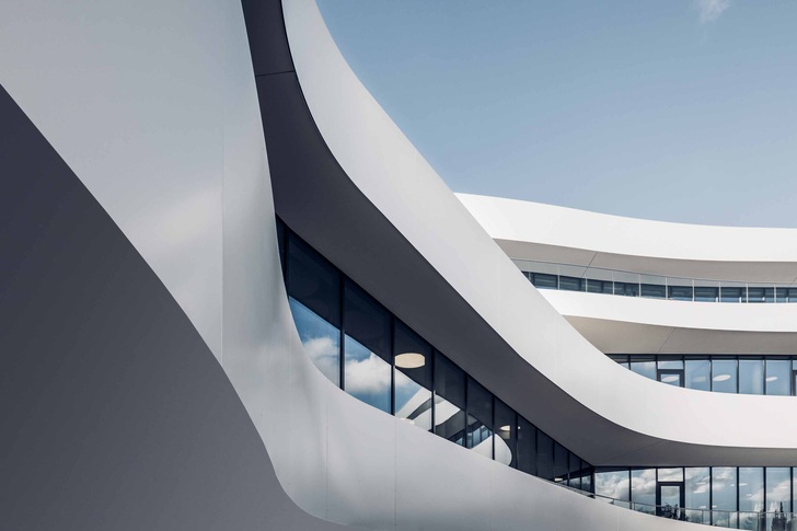 Raumhohe 3-fach-Isoliergläser in der Fassade lassen viel natürliches Licht in ins Gebäude und sorgen für eine angenehme Athmosphäre in den Räumen und an den Arbeitsplätzen. - furoris gruppe