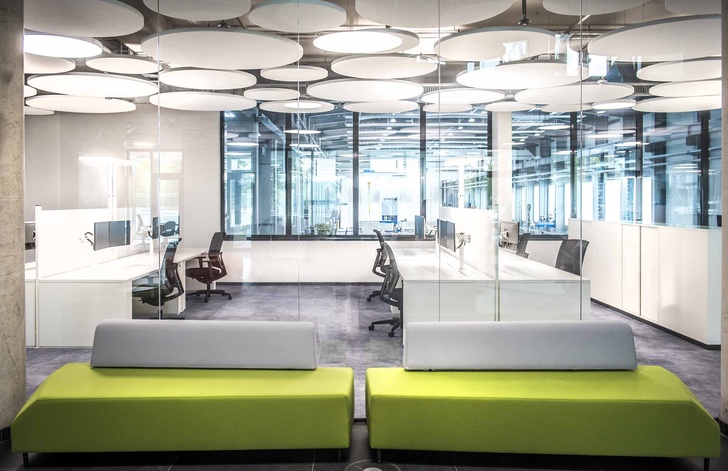 Im Innern ermöglichen transparente Raumteiler fließende Übergänge zwischen den verschiedenen Bereichen. - Michael Sommer