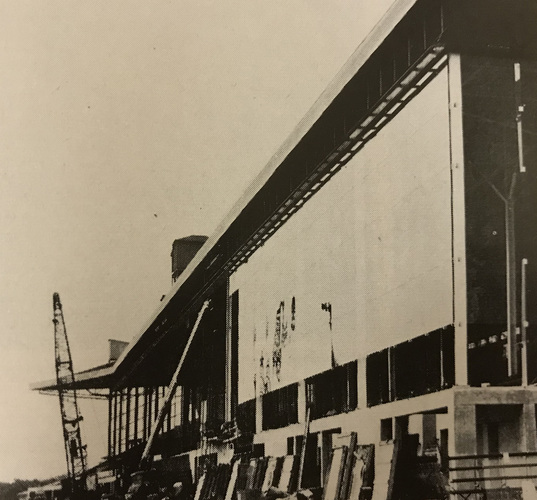 Der Tribünenbau für die Pferderennbahn, an dem die riesige Glasfassade montiert wird. - © Archiv
Der Tribünenbau für die Pferderennbahn, an dem die riesige Glasfassade montiert wird. - Archiv