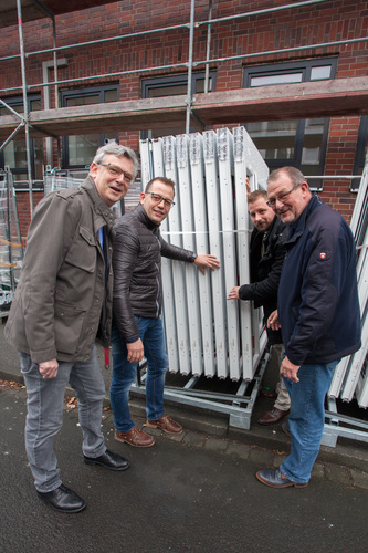 Die Akteure begutachten die neuen Profile — Recyclingprofile aus dem Hause Profine (v. l.) Andreas Arnold, Pressesprecher Rewindo GmbH, Frank Alefelder, Geschäftsführer Rolf Fensterbau GmbH, Jörg Schiffner, Einkauf Dekura GmbH, und Thomas Korp, Geschäftsführer Keystone T-Park Verwaltung GmbH - Rainer Hardtke