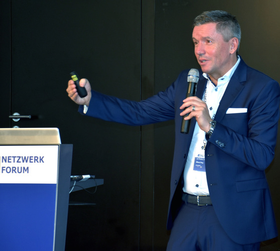 Oliver Frey auf der Forums-Bühne - Daniel Mund / GLASWELT