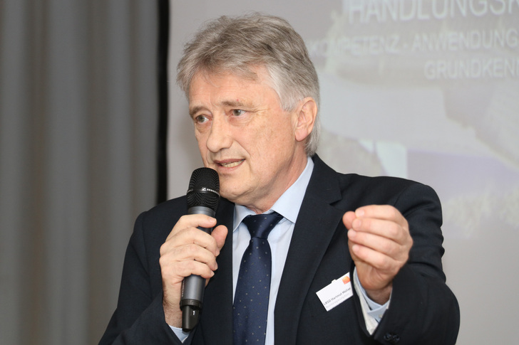 Hartmut Müller, leitender Regierungsschuldirektor bei der Bezirksregierung Köln, setzt sich dafür ein, dass Lehrkräfte in Sachen Digitalisierung geschult werden. - Tischler NRW - © Tischler NRW
Hartmut Müller, leitender Regierungsschuldirektor bei der Bezirksregierung Köln, setzt sich dafür ein, dass Lehrkräfte in Sachen Digitalisierung geschult werden. - Tischler NRW - © Tischler NRW