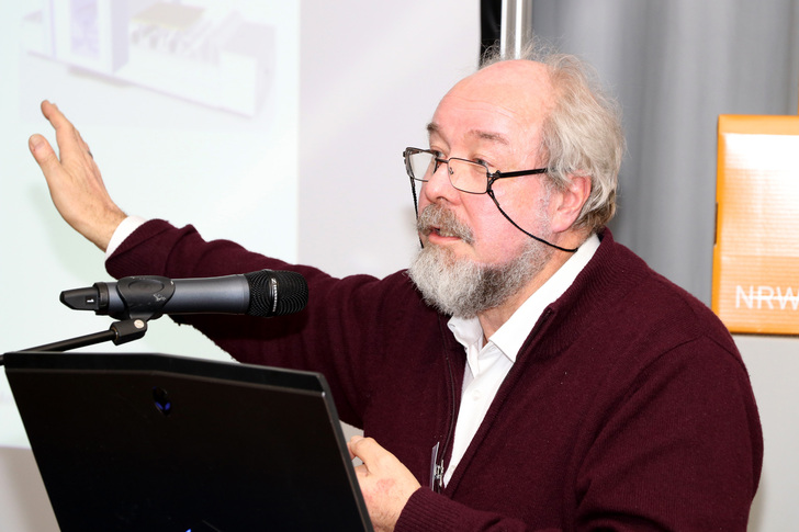 Michael Ludolph, Oberingenieur an der TU Hamburg, machte deutlich, wie wichtig es ist, Betriebe und Schulen in Sachen Digitalisierung zusammenzuführen. - Tischler NRW