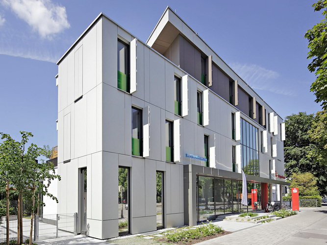 Faltläden passen sich sehr homogen in die Fassade ein und bieten auch im ganz geöffneten Zustand durch den stehenden Flügel Sonnen- und Blendschutz. - Ehret