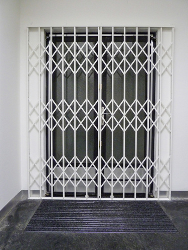 Das Scherenarmgitter ist nach wie vor eine feste Burg, wenn es darum geht Türen und Fenster zu sichern. Ihre massive Bauweise und die Befestigungsmöglichkeiten machen ein Eindringen in kurzer Zeit fast unmöglich. - Wiener Schlosserei