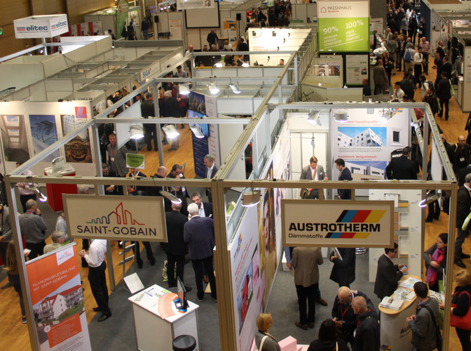 Führende nationale und internationale Hersteller stellen ihre Komponenten für Neubauten und Modernisierungen im Passivhaus-Standard aus, darunter Fenster und Türen, Lüftungssysteme mit Wärmerückgewinnung und Systeme zur Wärmedämmung sowie Messgeräte - Passivhaus Institut