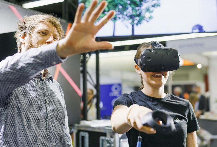 In der vom Nürnberger Technologieunternehmen nous und der Messe entwickelten virtuellen Welt können ­Besucher die Möglichkeiten der virtuellen Realität kennenlernen. - Nürnbergmesse - © Nürnbergmesse
