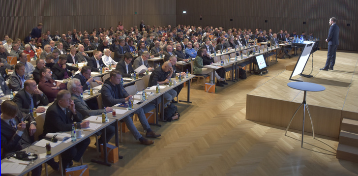 Der Tagungssaal in Alpbach bei Innsbruck war voll besetzt. - Daniel Mund / GLASWELT - © Daniel Mund / GLASWELT
