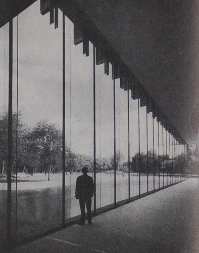 Die Abhängung ist eine patentierte Konstruktion von Glasbau Hahn aus Frankfurt. - GLASWELT Archiv - © GLASWELT Archiv
