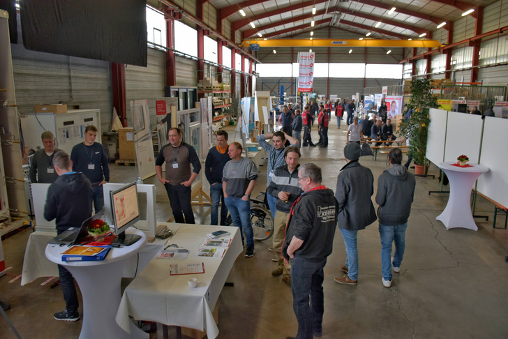 Über 200 Fachhändler informierten sich an rund 40 Informationsinseln, über die Fertigungshallen verteilt, zu wichtigen und aktuellen Themen der Fensterbranche. - Daniel Mund / GLASWELT