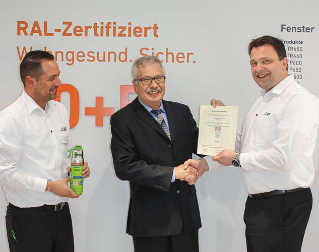 Übergabe des RAL Gütezeichens auf der FRONTALE 2018: Björn Nierhoff, Produktmanager Central Europe tremco illbruck (l.), Bernfried Stache, Vorstand der RAL-Gütegemeinschaft Fugendichtungskomponenten und —systeme (m.) und Torsten Windprechtinger, Director Marketing & Product Management Central Europe tremco illbruck (r.) - tremco illbruck