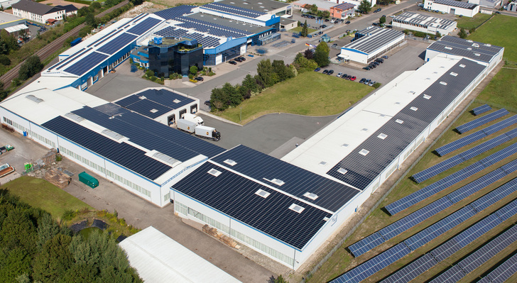 Auf dem Hallendach ist eine Photovoltaik-Anlage installiert, die einen großen Teil des für die ­Fertigung benötigten Stroms erzeugt. - GKT