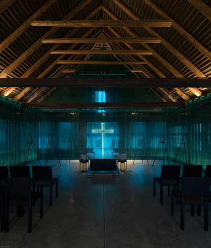 Die gesamte gläserne Mauer kann durch LED-Beleuchtung illuminiert werden. So lässt sich zu wichtigen Anlässen der Eindruck eines “ewigen Lichts“ erzeugen. - Werner Tscholl Architect / Alexa Rainer