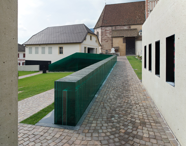 Für die Glasmauer wurden 220 VSG-Blöcke hergestellt. Diese sind aus je 8 Scheiben gefertigt, in Breiten von 20 und 50 cm und Längen zwischen 130 und 420 cm. - Werner Tscholl Architect / Alexa Rainer