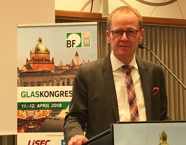 BF-GF Jochen Grönegräs erläuterte, dass noch in 2018 die “Initiative Tageslicht“ ins Leben gerufen wird. - Matthias Rehberger, GLASWELT