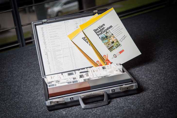 Der Koffer mit den Musterprofilen von damals steht heute im Foyer des Firmensitzes in Karlsruhe. Mit ihm war Manfred J. Seitz in den Anfangszeiten noch selbst unterwegs. - aluplast