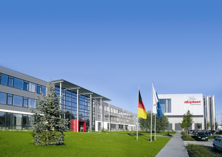Der Stammsitz in Karlsruhe: aluplast gehört heute international zu den führenden Anbietern von Kunststoff-Profilsystemen für die Produktion von Fenstern und Türen. - aluplast - © aluplast
