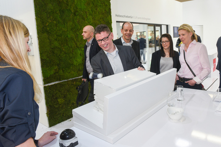 Das Montagekonzept des Rollladensystem PROtex 2.0 wurde auf dem Stand demonstriert — die Besucher durften selber den Zusammenbau des Kastens ausprobieren. - Inoutic / Deceuninck GmbH