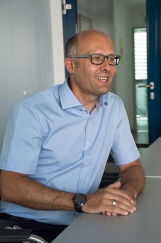 "Gebäude, deren Fassadengläser mit Coating on Demand erstellt wurden, sind wie ein Auto mit einzigartiger Farbe, die niemand sonst erhalten wird", so Gregor Ranner, Geschäftsführer Interpane Plattling und Lauenförde - AGC Interpane - © AGC Interpane
"Gebäude, deren Fassadengläser mit Coating on Demand erstellt wurden, sind wie ein Auto mit einzigartiger Farbe, die niemand sonst erhalten wird", so Gregor Ranner, Geschäftsführer Interpane Plattling und Lauenförde - AGC Interpane - © AGC Interpane