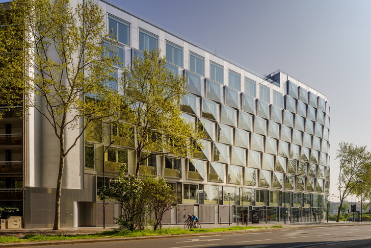 Insgesamt 188 zirka 3 x 3 m große vorgehängte Fensterelemente alternieren im Raster von 4,05 m mit eloxierten Aluminiumkassetten. - Stefan Tuchila/Saint-Gobain Glassolutions