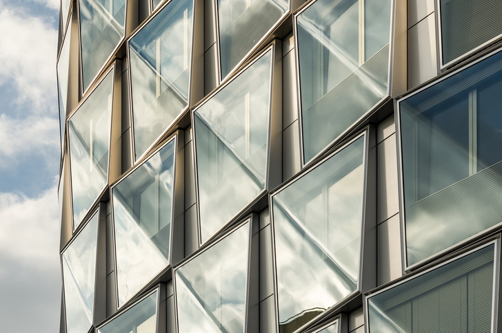 Die unterschiedlichen Spiegelungen, aber auch die Dreidimensionalität verleihen der Fassade ein lebendiges Erscheinungsbild. - Stefan Tuchila/Saint-Gobain Glassolutions - © Stefan Tuchila/Saint-Gobain Glassolutions
Die unterschiedlichen Spiegelungen, aber auch die Dreidimensionalität verleihen der Fassade ein lebendiges Erscheinungsbild. - Stefan Tuchila/Saint-Gobain Glassolutions - © Stefan Tuchila/Saint-Gobain Glassolutions