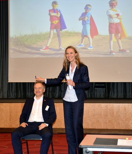 Georg Braun von Rolladen Braun GmbH & Co KG spürte zwar kein Kribbeln im Kopf, genoss die prominente Massage aber trotzdem - Daniel Mund / GLASWELT