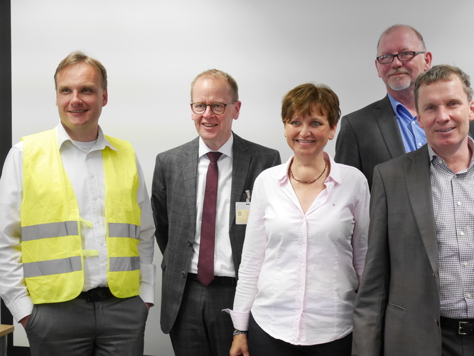 Die Pressekonferenz fand bei Saint-Gobain Glass (SGG) in Köln/Porz statt. Im Bild (v.l.): Martin Stadler (SGG), Jochen Grönegräs (BF), Daniela Mamet (SGG), Ralph Vornholt (SGG), Thomas Dreisbusch (BF). - Matthias Rehberger/GLASWELT