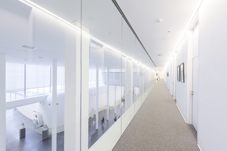 Auch das Innere des neuen Universitätsgebäude ist durch Transparenz und Helligkeit geprägt. Möglich wir dies u.a. durch bodentiefe, absturzsichernde Brandschutzverglasungen. - Hoba