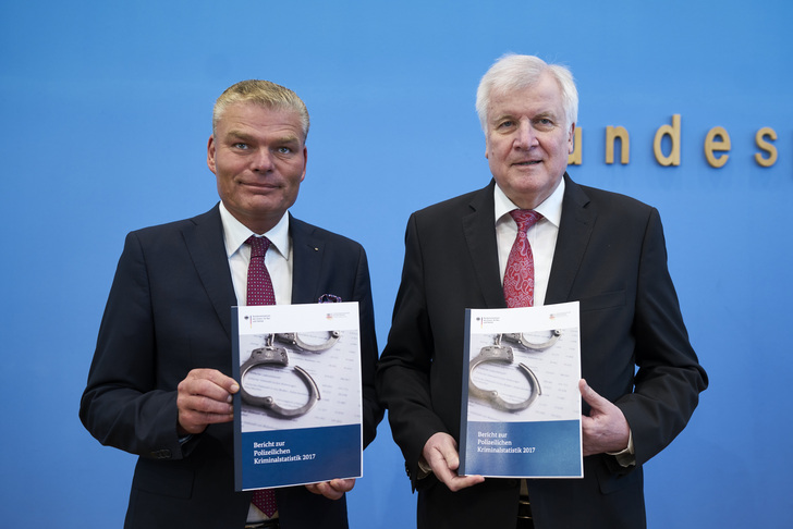 Der IMK-Vorsitzende Stahlknecht und Bundesinnenminister Seehofer stellen die PKS 2017 vor - Henning Schacht - © Henning Schacht
