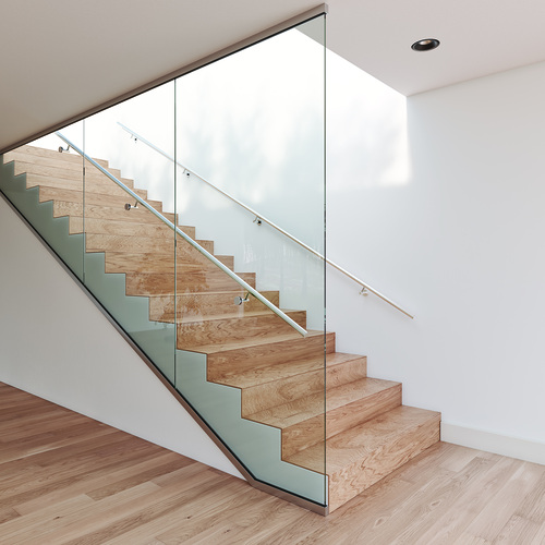 Im neuen Katalog findet man auch das System Easy Glass Wall, eine deckenhohe Ganzglas-Trennwand, mit der Treppenhäuser sicher eingefasst werden können. - Q-railing - © Q-railing
