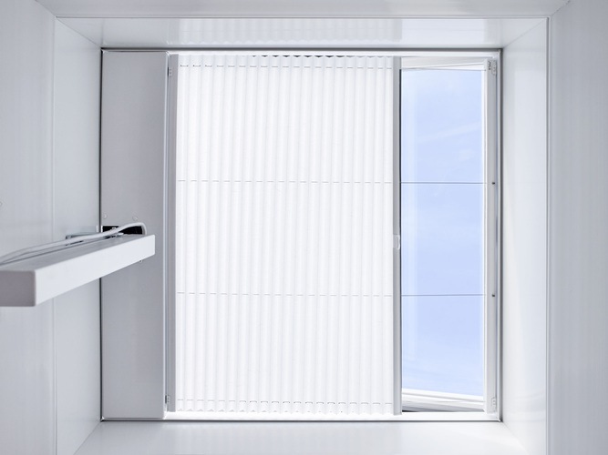 Für das Fenster ist auch ein Blendschutzsystem erhältlich, das in das Element integriert werden kann. Auch von innen macht das Echtglas-Flachdachfenster einen guten optischen Eindruck. - Essmann GmbH - © Essmann GmbH
Für das Fenster ist auch ein Blendschutzsystem erhältlich, das in das Element integriert werden kann. Auch von innen macht das Echtglas-Flachdachfenster einen guten optischen Eindruck. - Essmann GmbH - © Essmann GmbH