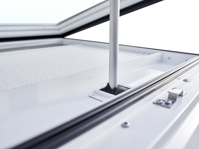 Das Flachdachfenster mit Echtglas kann wahlweise mit Kettenantrieb oder mit Linearantrieb wie hier im Bild betrieben werden. - Essmann GmbH - © Essmann GmbH
