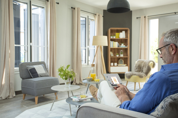 Smartes Heim: In enger Zusammenarbeit mit Somfy hat Oknoplast seine Smart-Home-Produkte entwickelt. So lassen sich Fenster, Rollläden und Türen daheim ganz bequem und leicht per App mit Mobilgeräten über die entsprechenden Somfy-Systeme Connexoon oder TaHoma steuern. - Somfy