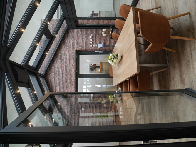 Die neue Ausstellung ist ein Blickfang für Besucher - Matthias Rehberger / GLASWELT