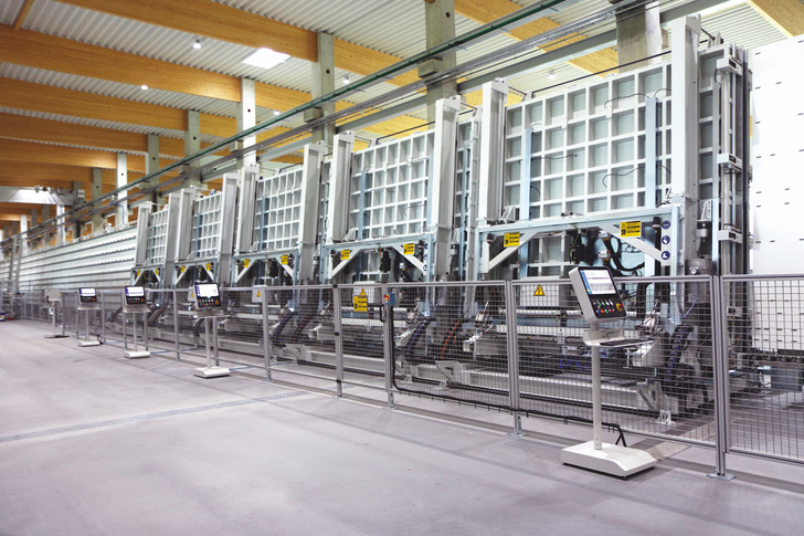 Die Anlage bei Thiele besitzt fünf Zusammenbau-, Glasfüll- und Pressautomaten. - Thiele Glas