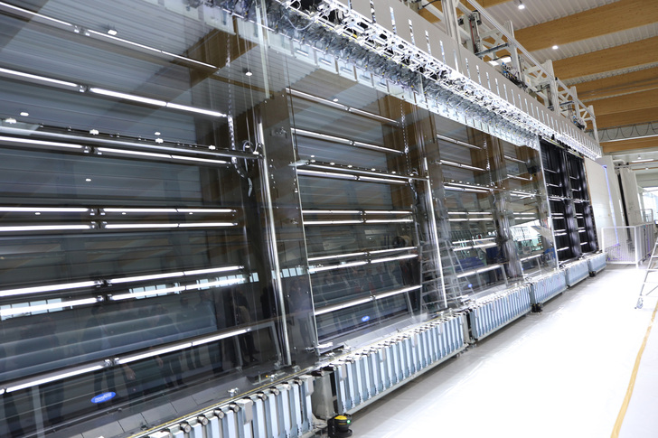 Die halbautomatische Rahmensetzstation framepositioner ist für Rahmen bis zu 18 m Länge konzipiert. - Thiele Glas