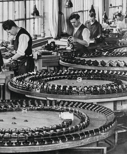 Montage von Kastenschlössern im Jahr 1937 - ASSA ABLOY Sicherheitstechnik GmbH