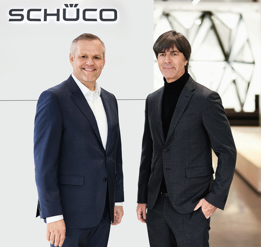 Joachim Löw und Andreas Engelhardt, persönlich haftender Gesellschafter der Schüco International KG, im Schüco Showroom in Bielefeld. - © Schüco
Joachim Löw und Andreas Engelhardt, persönlich haftender Gesellschafter der Schüco International KG, im Schüco Showroom in Bielefeld. - Schüco