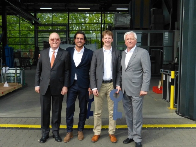“Schlüsselübergabe“ bei Frerichs Glas (v.l.): Reinhard Cordes, Simon Cordes, Dr. Jan Wennemer, Walter Tietz. - Frerichs Glas