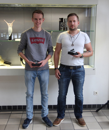 Moritz Deidersen (l.) und Sven Leszinski schlossen mit 1,0 bzw. mit 1,1 ihre Ausbildung ab - Staatliche Glasfachschule Rheinbach