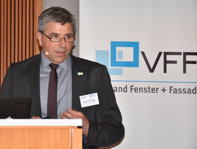 Das Tagungsprogramm am zweiten Kongresstag beginnt mit der Vorstellung des VFF-Arbeitsschwerpunktes “VOB und Recht“ durch Markus Christoffel, der diesen Schwerpunkt beim Verband betreut. Dabei kommen natürlich auch die aktuellen Änderungen im Baurecht des BGB zur Sprache, auf die sich die Branche derzeit einstellen muss. - Daniel Mund / GLASWELT - © Daniel Mund / GLASWELT
Das Tagungsprogramm am zweiten Kongresstag beginnt mit der Vorstellung des VFF-Arbeitsschwerpunktes “VOB und Recht“ durch Markus Christoffel, der diesen Schwerpunkt beim Verband betreut. Dabei kommen natürlich auch die aktuellen Änderungen im Baurecht des BGB zur Sprache, auf die sich die Branche derzeit einstellen muss. - Daniel Mund / GLASWELT - © Daniel Mund / GLASWELT