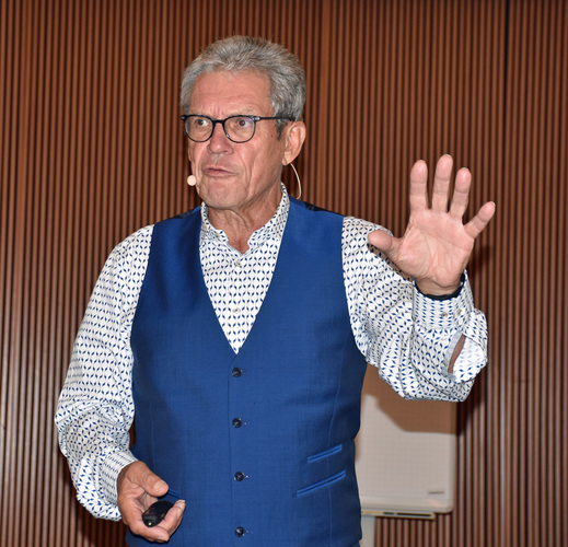 “Wie kommen wir in die Köpfe unserer Mitarbeiter — Motivation, ein Botenstoff für Erfolg“. Unter diesem Titel hatte Marketingexperte Dr. Wolfgang Setzler anschließend “weiche“ Erfolgsfaktoren ausgearbeitet, die angesichts wachsender Ansprüche in Planung, Produktion und Verkauf ins Zentrum praktisch jedes Branchenunternehmens gerückt ist. - Daniel Mund / GLASWELT