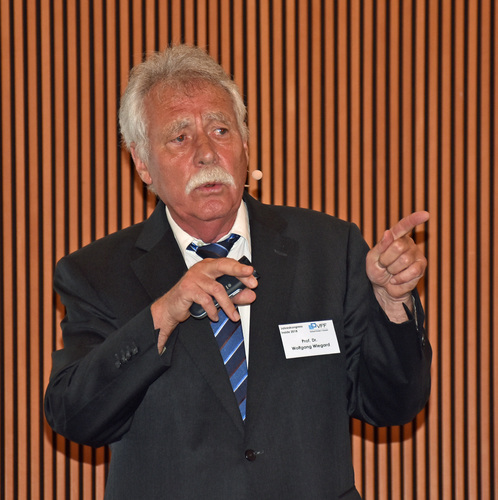 Welche Aufgaben sich der Politik heute stellen, erörterte schließlich der Volkwirtschaftler Prof. Dr. Wolfgang Wiegard. Der ehemalige Vorsitzende des “Sachverständigenrats zur Begutachtung der gesamtwirtschaftlichen Entwicklung“ sprach über “Konjunktur- und Wirtschaftspolitik in unsicheren Zeiten“. “Brexit“ und “Strafzölle“ waren Stichworte für Professor Wiegards Vortrag. - Daniel Mund / GLASWELT