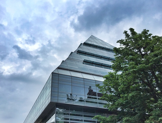 Die gläserne Stadtbibliothek in Ulm wurde zu seiner Einweihung 2012 zu Deutschlands “schönster Bausünde“ gekürt. - Daniel Mund / GLASWELT - © Daniel Mund / GLASWELT
