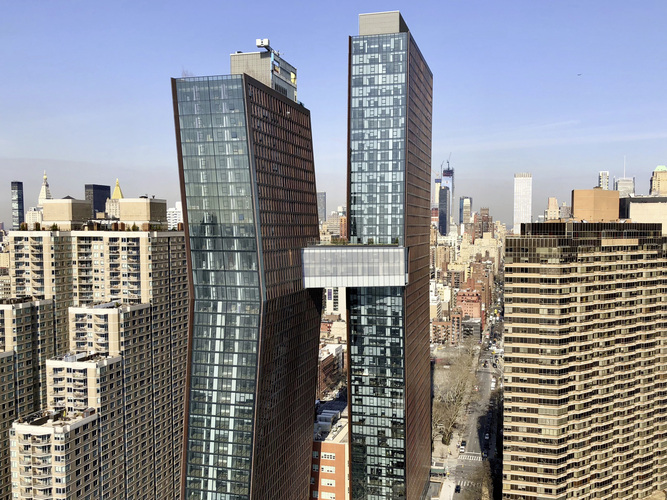 Die Fassade der 100 m hoch gelegenen Skybridge ist mit komplex aufgebauten 2-fach-Isoliergläsern von Trösch ausgestattet. Sogar Gewebe ist im Glas einlaminiert. - Glas Trösch - © Glas Trösch
